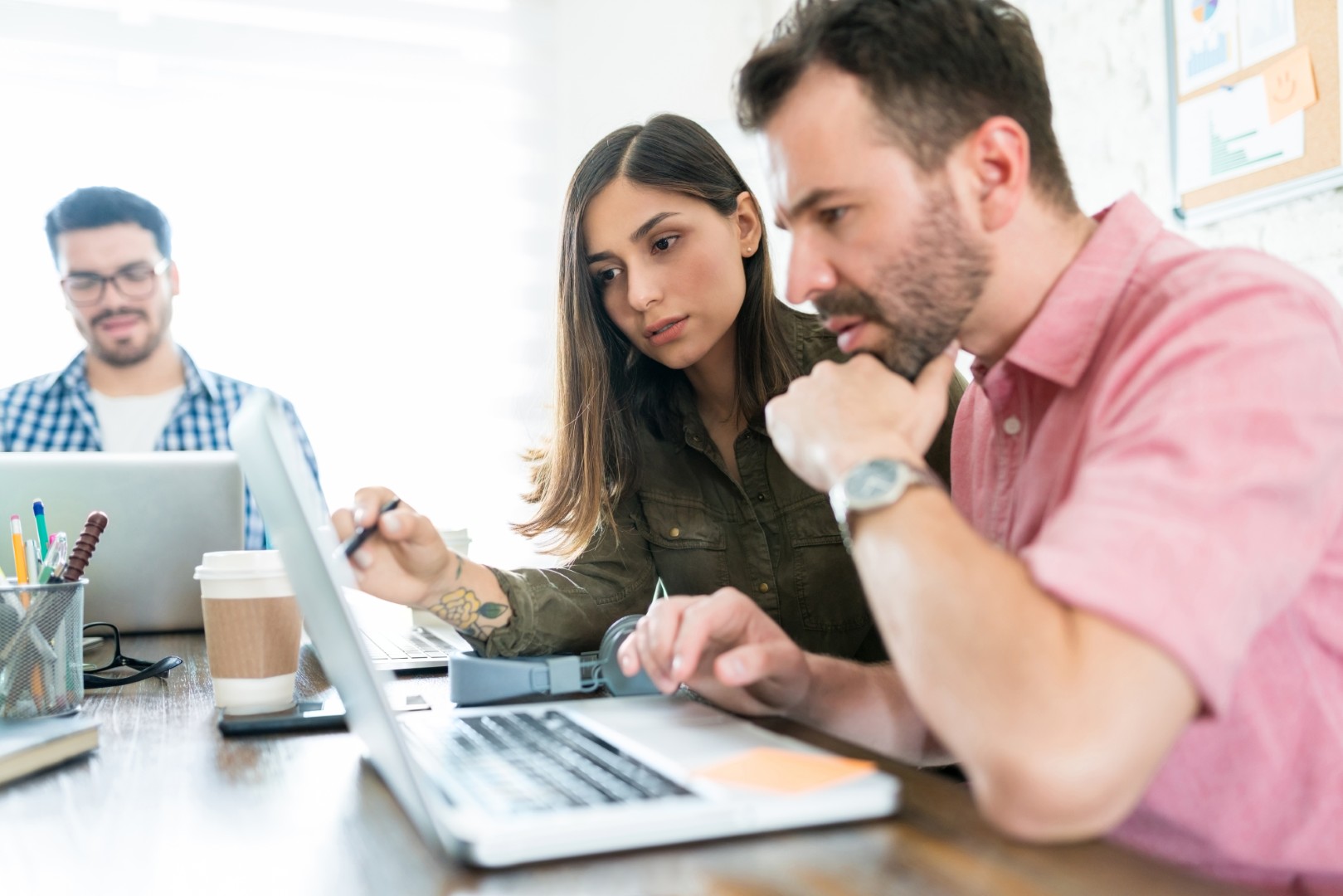 Personas trabajando con asistente de IA